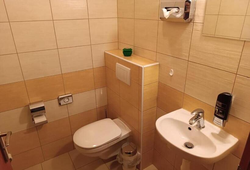 ガーデンビュースタンダードルーム, Restaurace A Penzion U Lesa