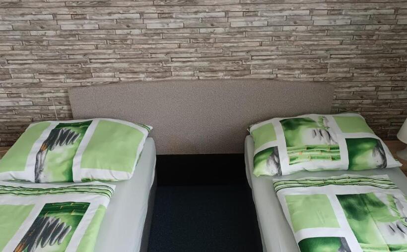 ガーデンビュースタンダードルーム, Restaurace A Penzion U Lesa