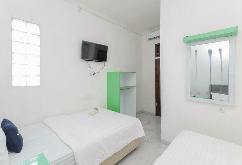 اتاق سوپریور, Urbanview Hotel Near Jatim Park 3 By Reddoorz