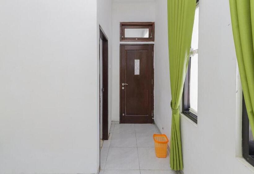 اتاق سوپریور, Urbanview Hotel Near Jatim Park 3 By Reddoorz