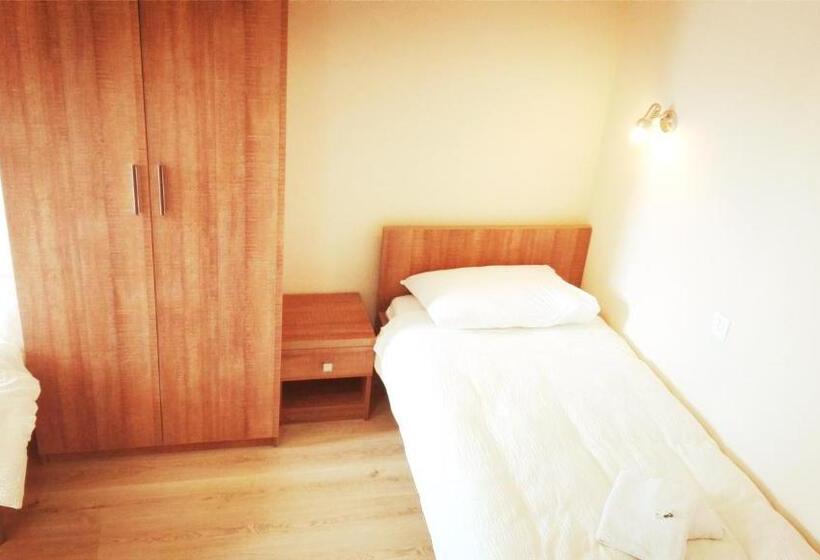 اتاق استاندارد سه نفره, Pansion Eden