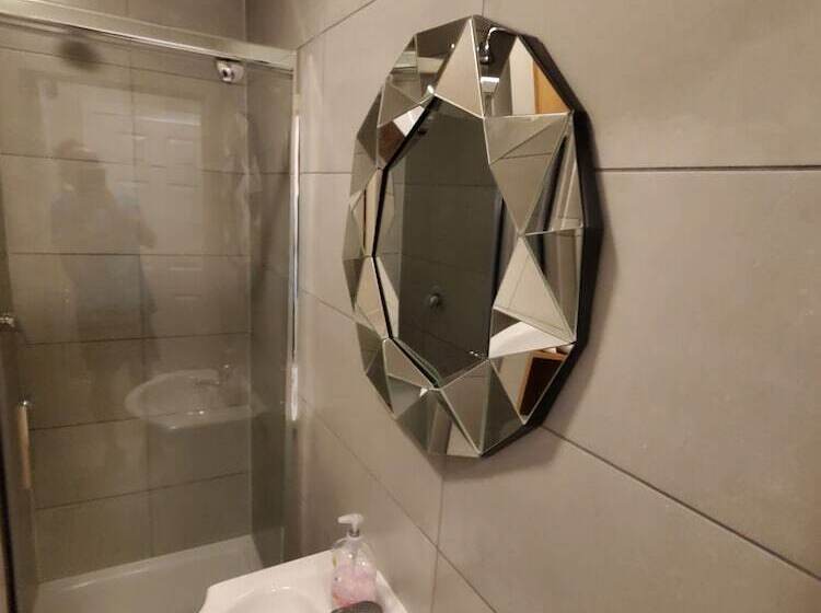 디럭스 룸, Kgt House