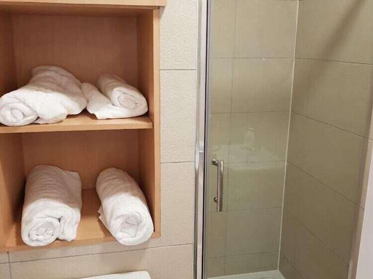 디럭스 룸, Kgt House