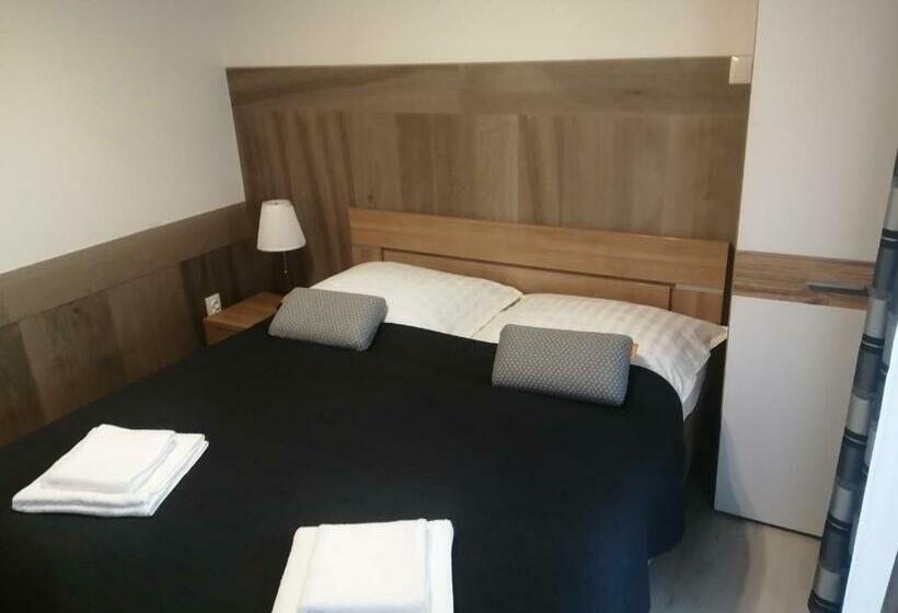 اتاق استاندارد با بالکن, Filsdeger Ház   Central Rooms & Apartmans