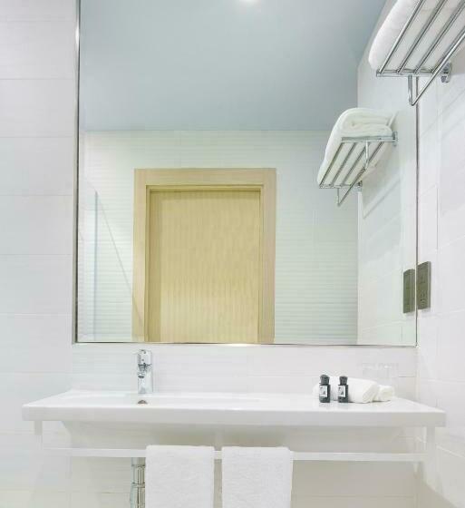 اتاق سوپریور با تخت بزرگ, Swiss Belinn Airport Muscat Oman