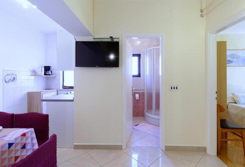 דירת 2 חדרים עם טרסה, Apartments Marta