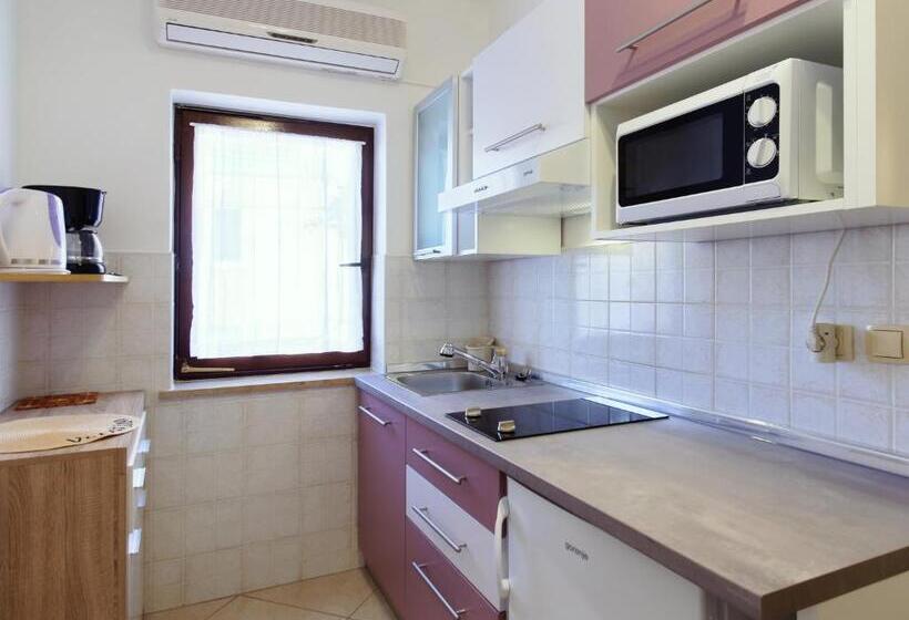 דירת 2 חדרים עם טרסה, Apartments Marta