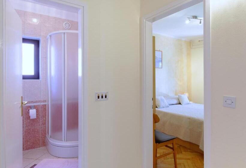 דירת 2 חדרים עם טרסה, Apartments Marta