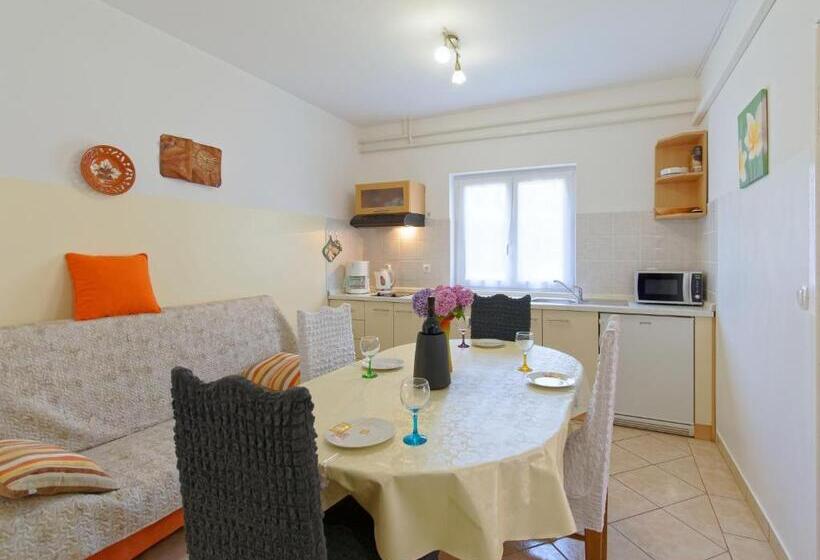 דירת שני חדרים, Apartments Marta