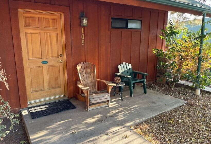 غرفة قياسية فردية سرير كينج, Whispering Pines Lodge