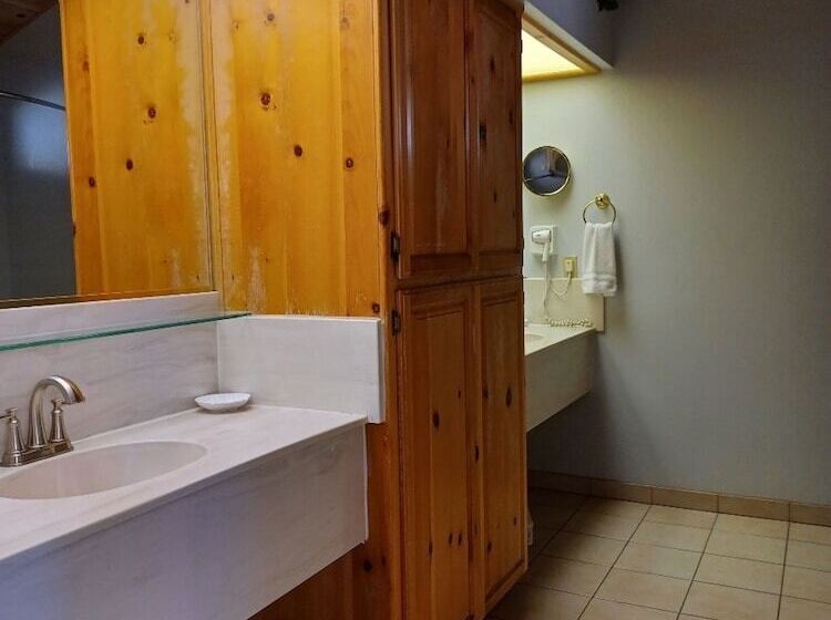 غرفة قياسية فردية سرير كينج, Whispering Pines Lodge