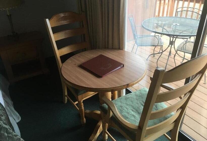 스탠다드 룸 킹사이즈 침대, Whispering Pines Lodge