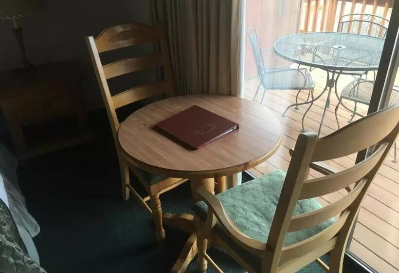 اتاق استاندارد با تخت بزرگ, Whispering Pines Lodge