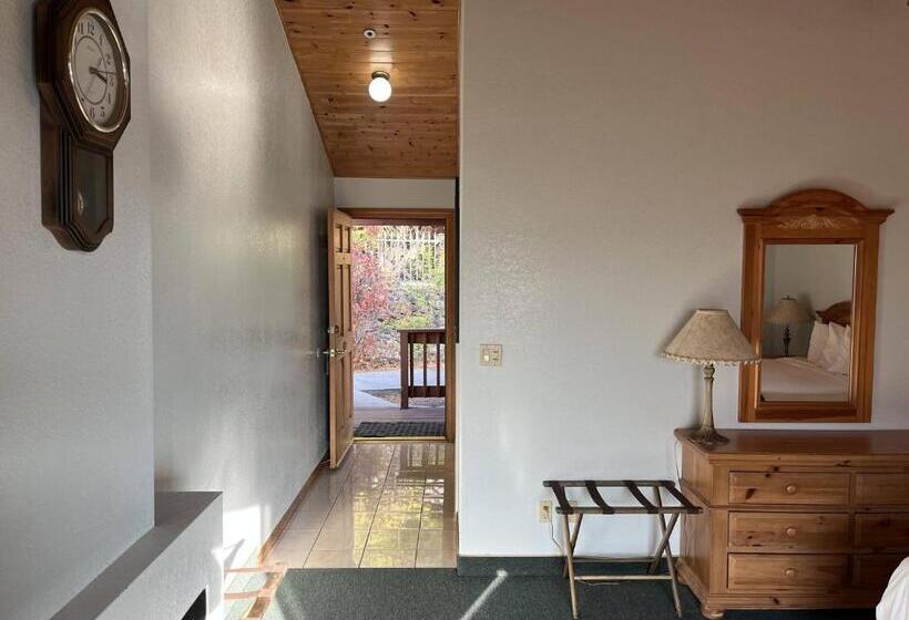 스탠다드 룸 킹사이즈 침대, Whispering Pines Lodge
