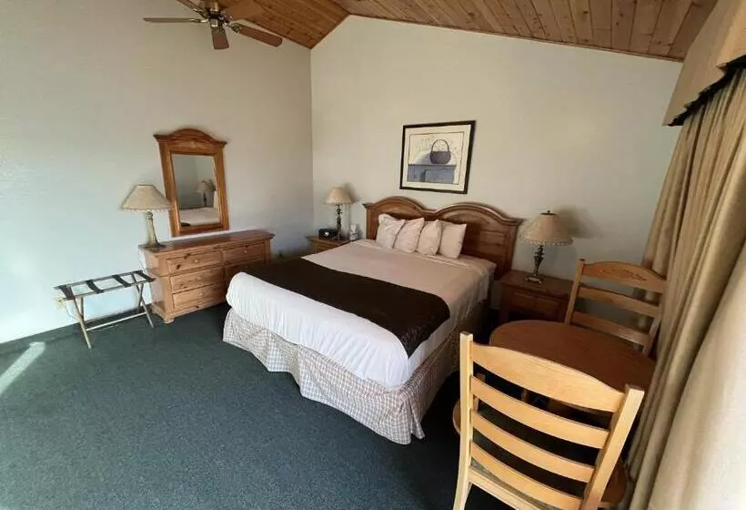 اتاق استاندارد با تخت بزرگ, Whispering Pines Lodge