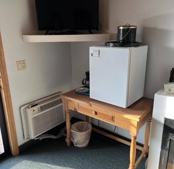 스탠다드 룸 킹사이즈 침대, Whispering Pines Lodge