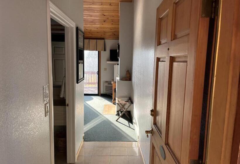 스탠다드 룸 킹사이즈 침대, Whispering Pines Lodge