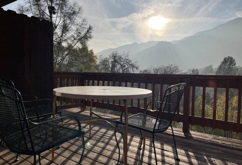 스탠다드 룸 킹사이즈 침대, Whispering Pines Lodge