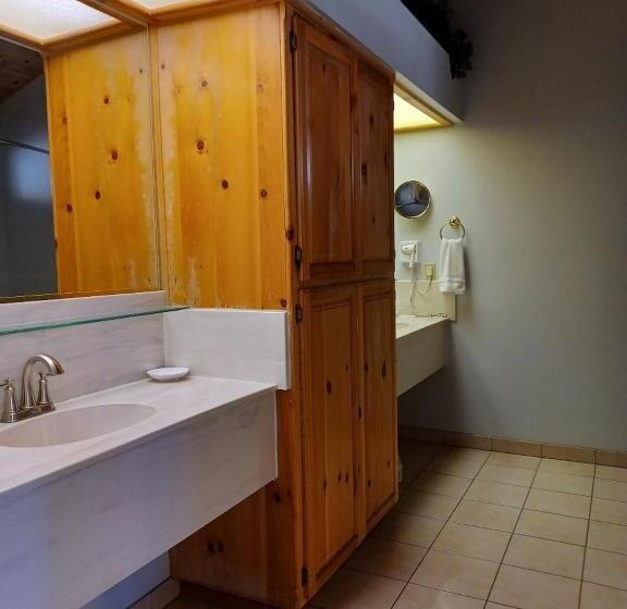 스탠다드 싱글 룸 킹 침대, Whispering Pines Lodge