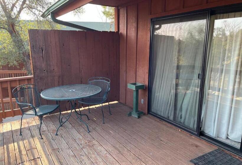 스탠다드 싱글 룸 킹 침대, Whispering Pines Lodge