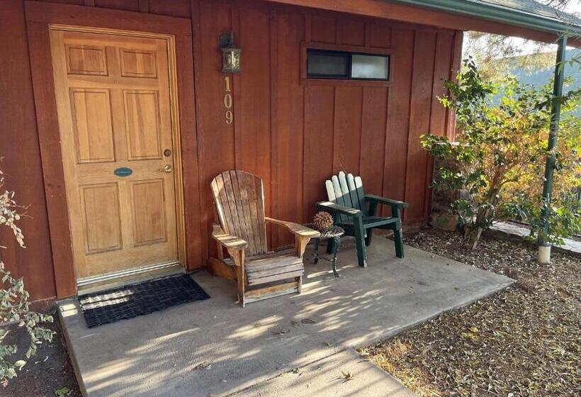 스탠다드 싱글 룸 킹 침대, Whispering Pines Lodge