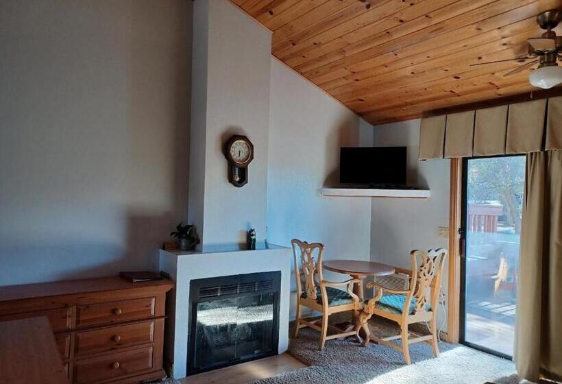 스탠다드 싱글 룸 킹 침대, Whispering Pines Lodge