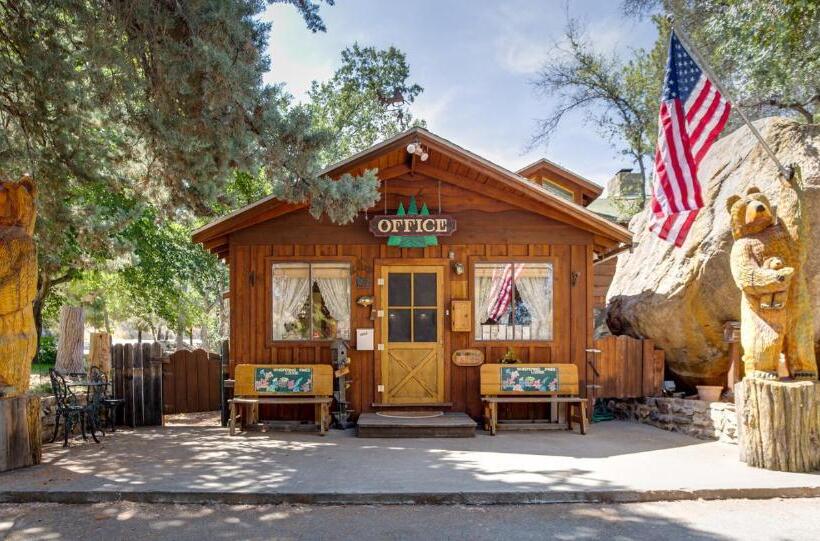 스탠다드 룸 주방구비, Whispering Pines Lodge