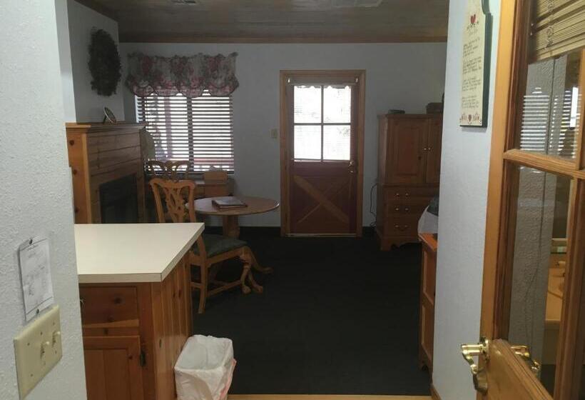 스탠다드 룸 주방구비, Whispering Pines Lodge