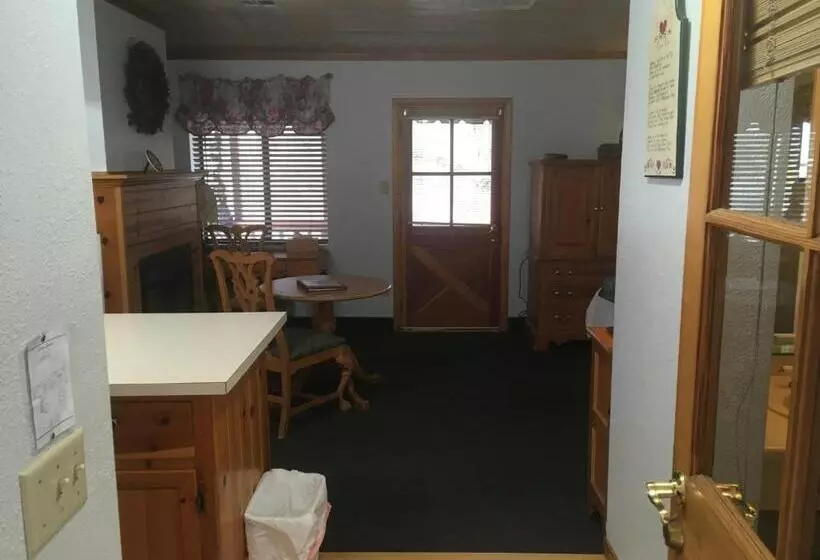 اتاق استاندارد با آشپزخانه, Whispering Pines Lodge