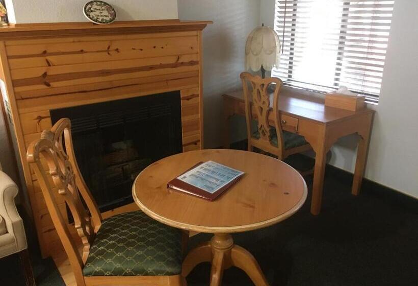 스탠다드 룸 주방구비, Whispering Pines Lodge