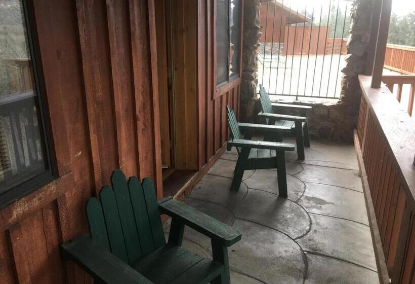 스탠다드 룸 주방구비, Whispering Pines Lodge