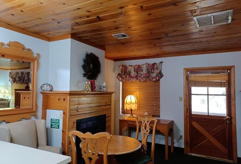 스탠다드 룸 주방구비, Whispering Pines Lodge