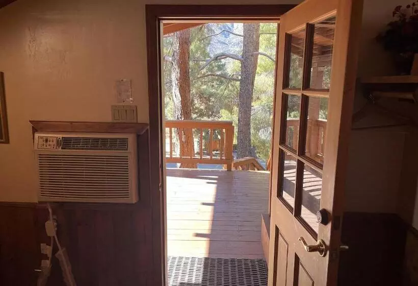 استودیو استاندارد با تخت کینگ, Whispering Pines Lodge