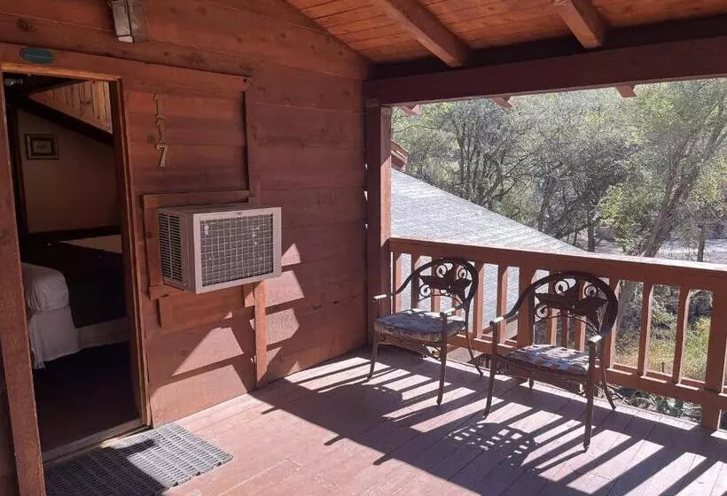 استودیو استاندارد با تخت کینگ, Whispering Pines Lodge