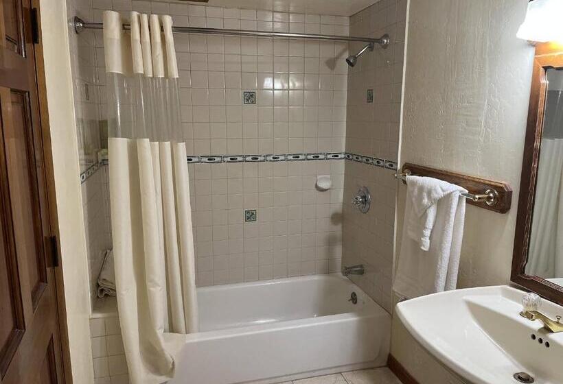 스탠다드 스튜디오 킹침대, Whispering Pines Lodge