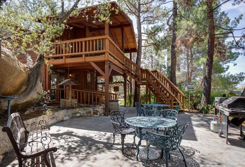 스위트 킹사이즈 침대, Whispering Pines Lodge