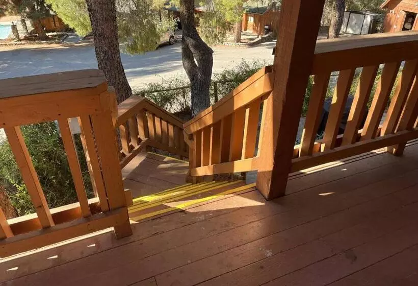سوئیت با تخت بزرگ, Whispering Pines Lodge