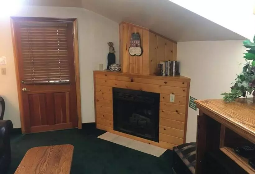 سوئیت با تخت بزرگ, Whispering Pines Lodge