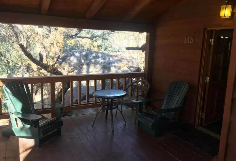 سوئیت با تخت بزرگ, Whispering Pines Lodge