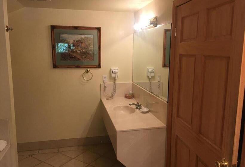 스위트 킹사이즈 침대, Whispering Pines Lodge