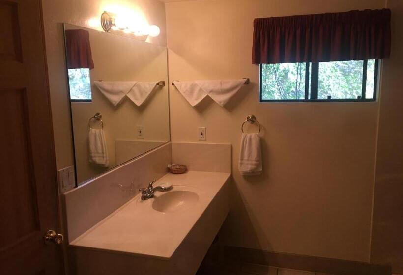 جناح سرير كينج, Whispering Pines Lodge
