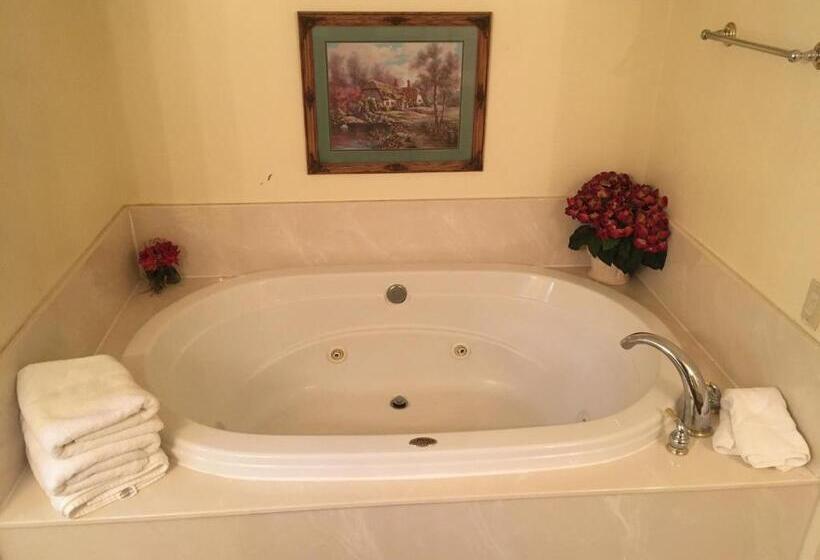 스위트 킹사이즈 침대, Whispering Pines Lodge