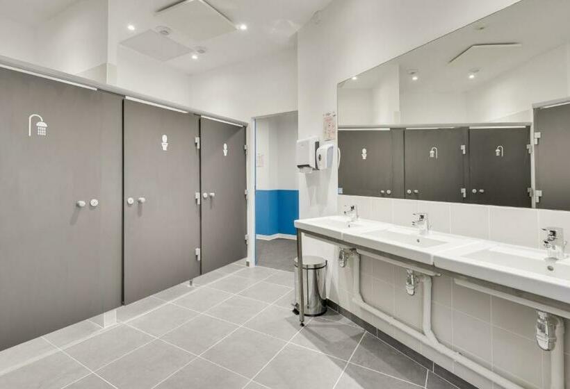 מיטה בחדר משותף, The People   Marseille