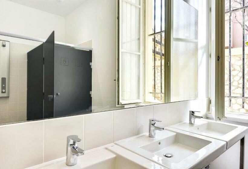 מיטה בחדר משותף, The People   Marseille