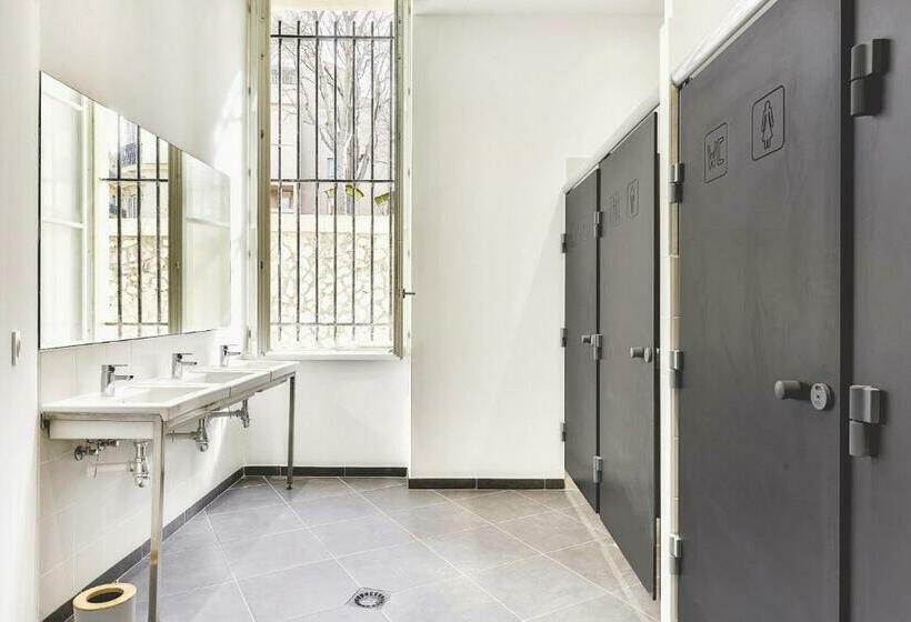 מיטה בחדר משותף, The People   Marseille