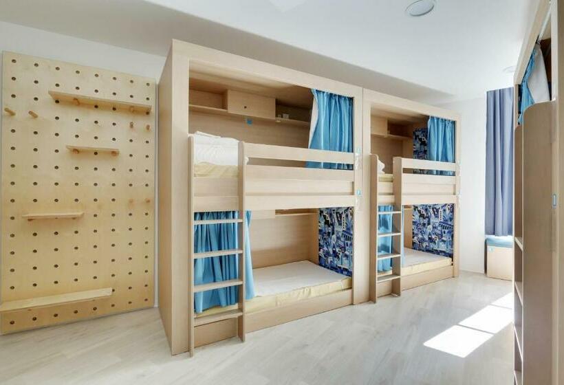 מיטה בחדר משותף, The People   Marseille