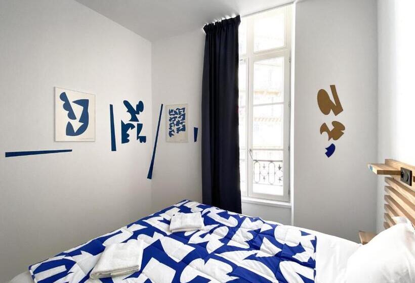 חדר סופריור, The People   Marseille