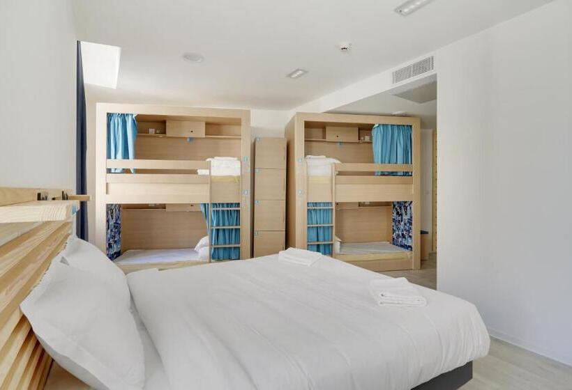 חדר משפחתי, The People   Marseille