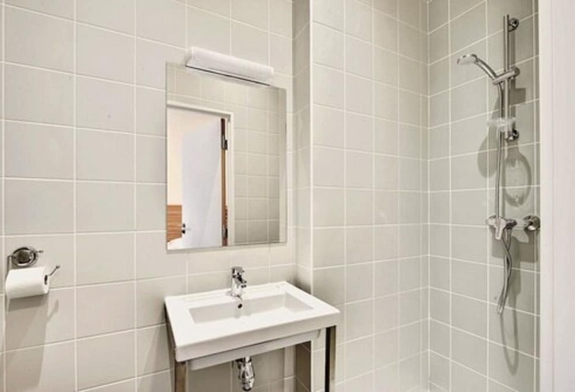 חדר סטנדרט, The People   Marseille