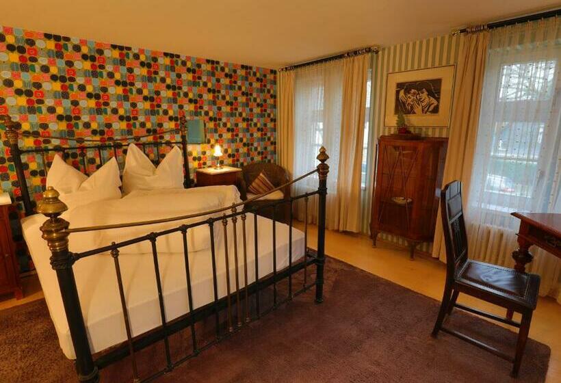 اتاق لوکس, Fiester Hannes